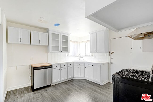 Building Photo - 830 Hill St