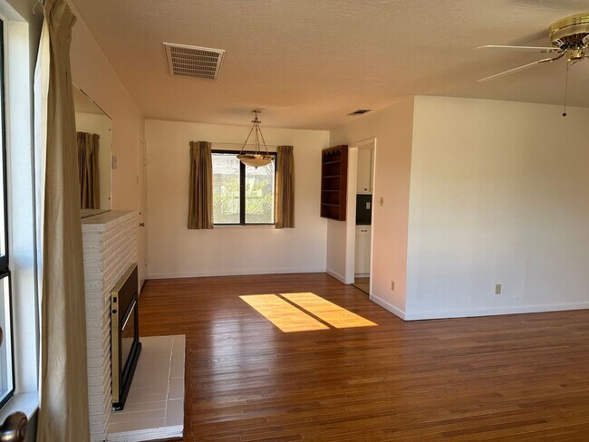 Foto del edificio - New listing! Beautifully maintained home in convenient location