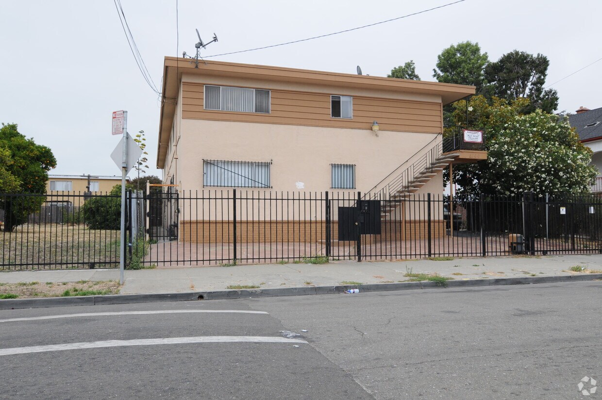 Building Photo - 6100 Hayes St