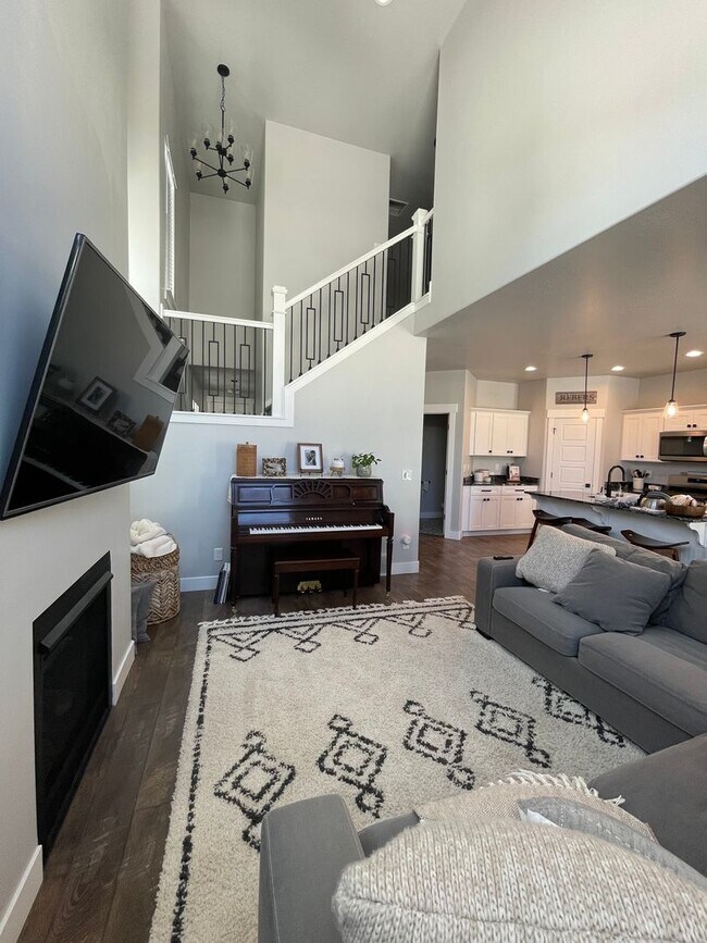 Foto del edificio - 3 Bed / 2.5 Bath Beautiful Lehi Home – $2,...