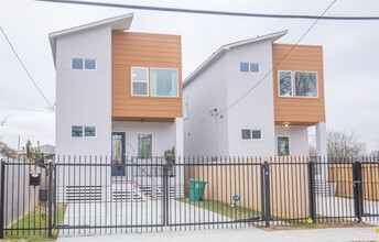 Building Photo - 2214 Des Chaumes St