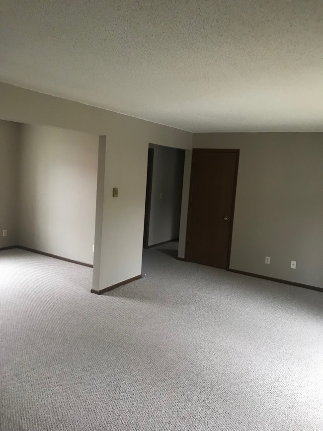 living/dining room - 103 S Columbus St