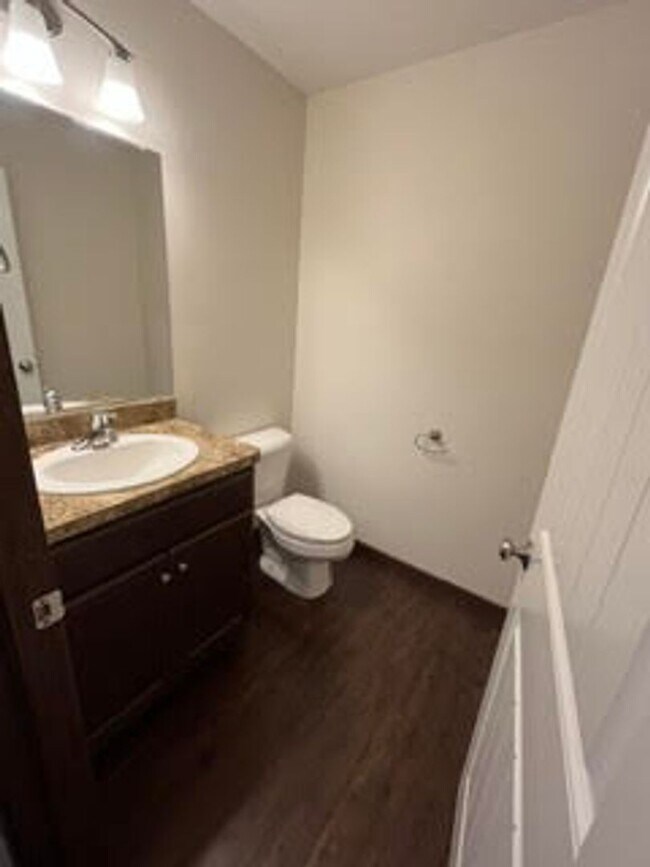 Foto del edificio - 585 Birch Hill Dr