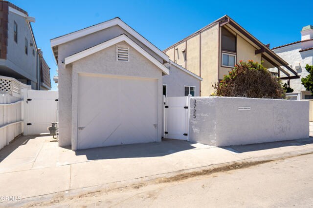 Building Photo - 3725 Ocean Dr
