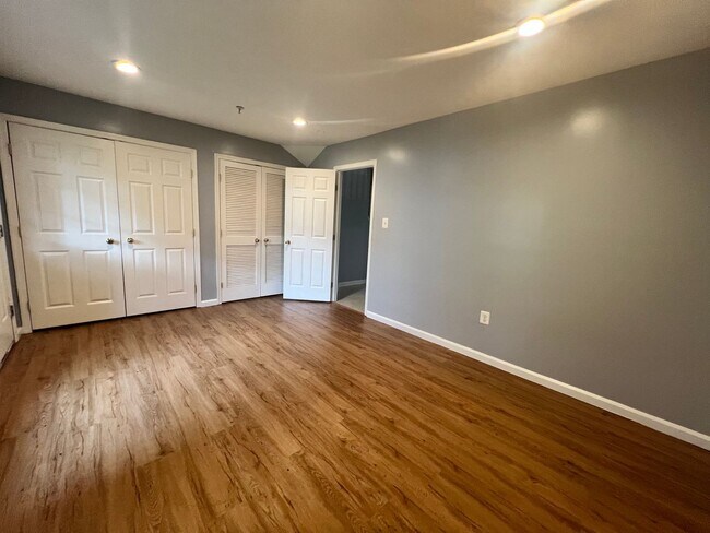 Foto del edificio - Amazing 5 BR/3 BA Townhome in Randle Heights!