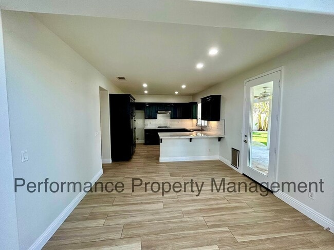 Building Photo - Gorgeous 3 Bed/2.5 Bath Home in SW Bakersf...