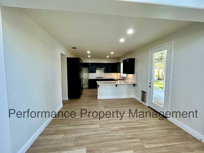 Foto del edificio - Gorgeous 3 Bed/2.5 Bath Home in SW Bakersf...