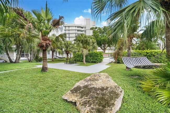 Building Photo - 9850 E Bay Harbor Dr