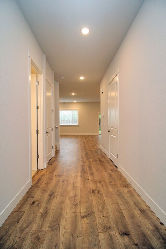 Building Photo - New Construction 5 Bed / 3 Bath Home in Ea...