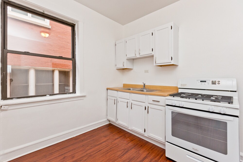 Primary Photo - 1020 E Hyde Park Blvd