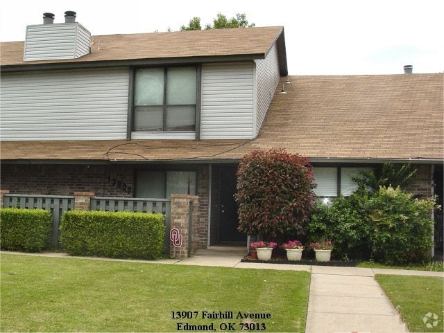 Building Photo - 13907 Fairhill Ave