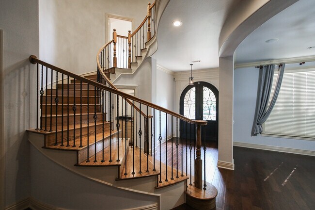 Building Photo - 5106 Sloan Cir