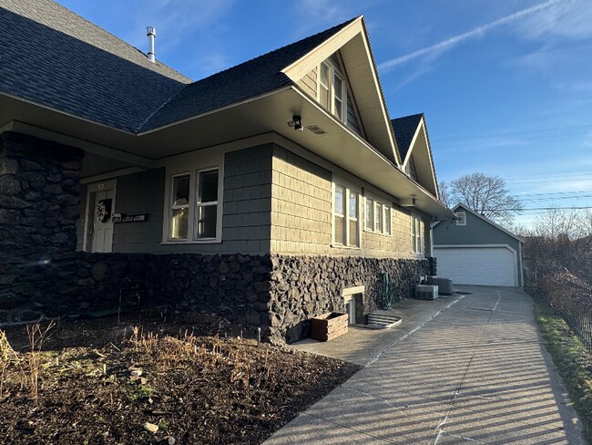 Foto del edificio - 615 W Waverly Pl