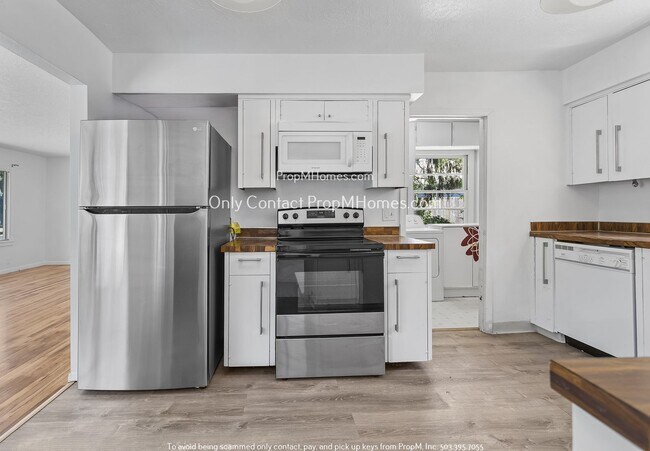 Building Photo - Charming Three Bedroom in Woodstock Neighb...