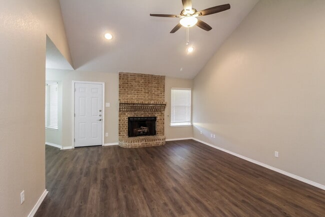 Foto del edificio - 900 Vicksburg Ln