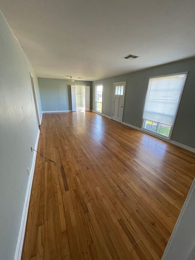 Building Photo - 3605 Maplewood Dr