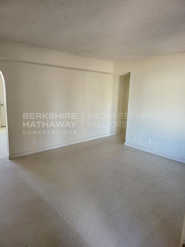 Building Photo - 1403 W Hank Ave