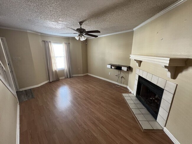 Foto del edificio - Beautiful 2 Bed, 2.5 Bath townhome on Jefferson Hwy