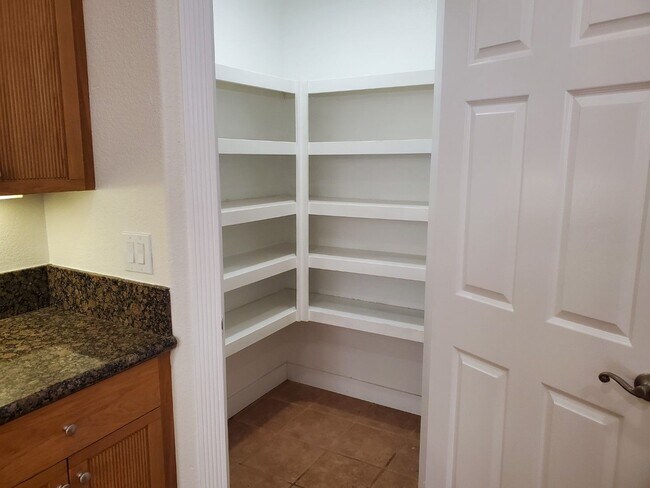 Foto del edificio - Remodeled modern 5 BR 3 full BA detached s...