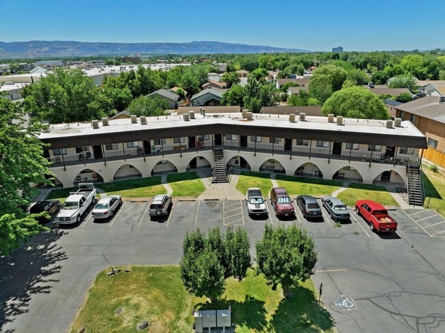 Building Photo - Remodeled 1 Bedroom, 1 Bathroom Apartment- Close to shopping!