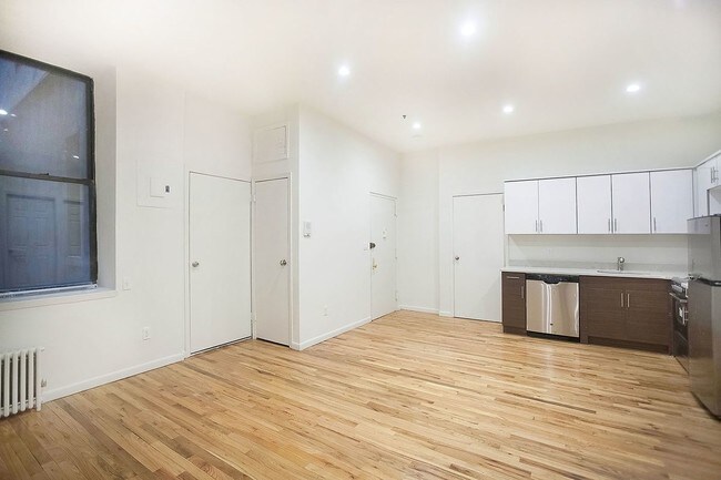 Building Photo - 124 E 28th St