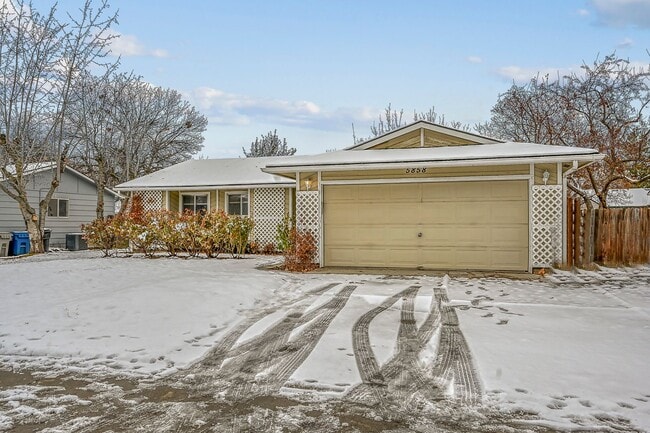 Building Photo - 3-bedroom 2-bathroom home with fenced back...