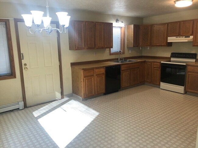 Kitchen/dining with access to the deck - 3224 Wyatt Rd