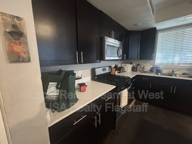 Building Photo - 522 S Fountaine St