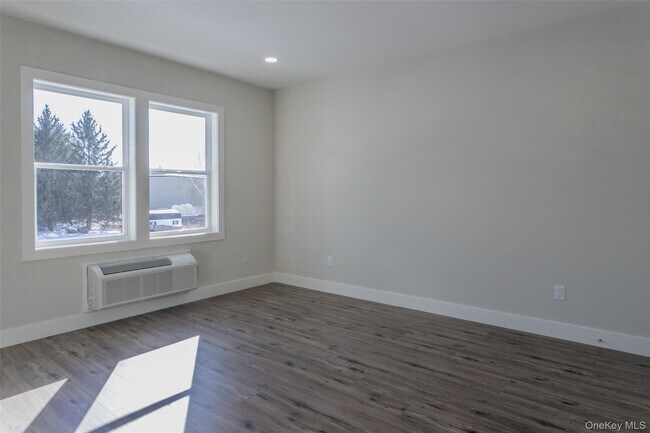 Foto del edificio - 124 S Main St