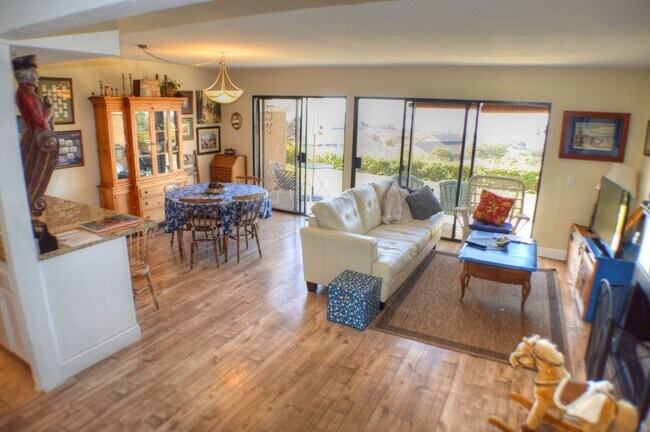 Foto del edificio - Panoramic ocean view from this 2 bedroom condo up on the hills of San Clemente