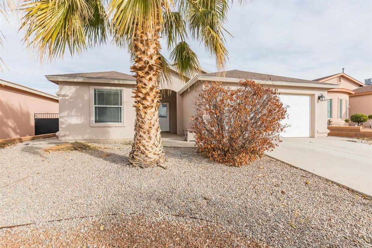 Primary Photo - Spacious 3 Bedroom 2 Bath Home in Quiet Ne...