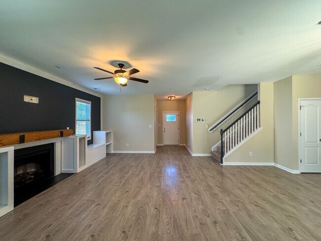 Building Photo - Stunning 4 Bed 2.5 Bath Raeford Home