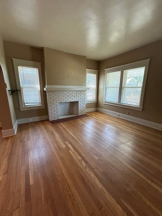 Building Photo - Prime Kansas City Living – 4-Bed Home Step...