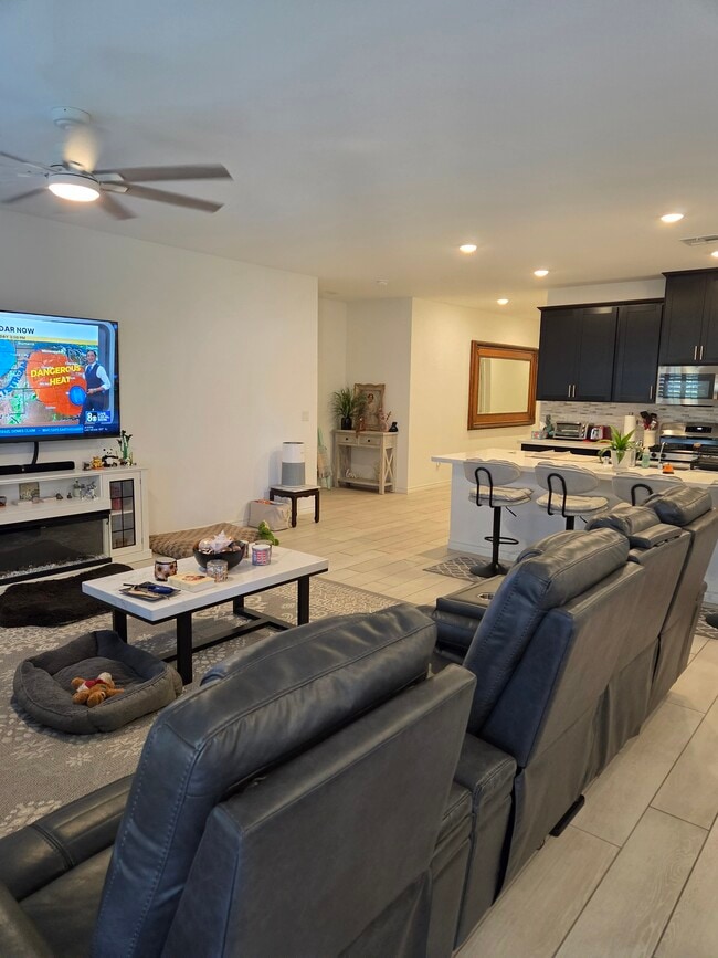 Ceiling fans - 3858 Palace Pier St