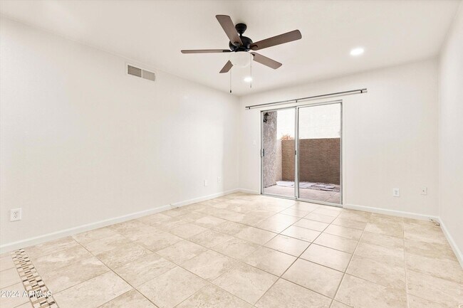Foto del edificio - 5877 N Granite Reef Rd