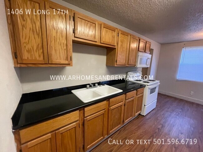 Building Photo - 1406 W Long 17th | $795 | 3 beds, 2 full b...