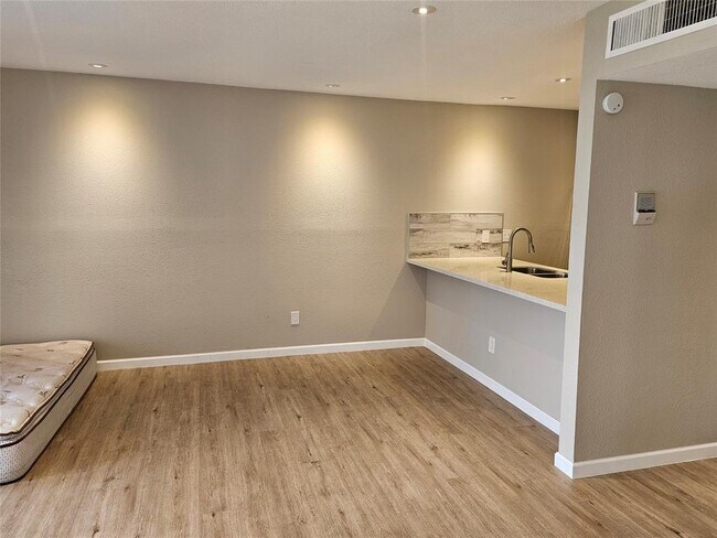 Foto del edificio - 2818 S Bartell Dr