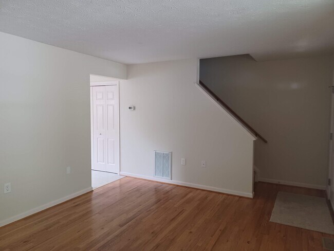 Building Photo - 209 Stratford Dr