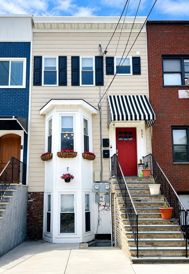 Building Photo - 421 7th St