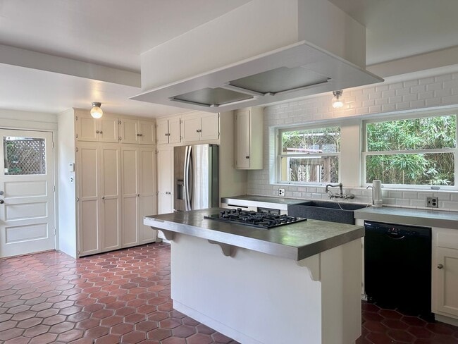 Building Photo - Meticulously Restored 1920s Craftsman on a Private, Hedged Lot | Pet Friendly!