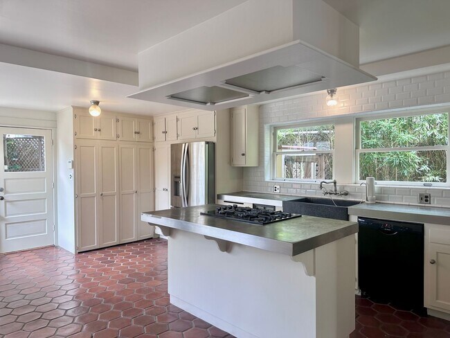 Foto del edificio - Meticulously Restored 1920s Craftsman on a Private, Hedged Lot | Pet Friendly!