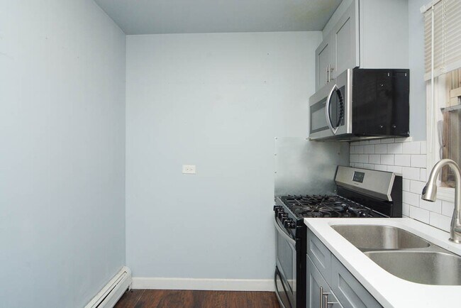 Foto del edificio - 7319 N Rogers Ave