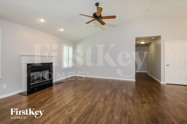 Foto del edificio - 616 Autumnwood Forest Dr