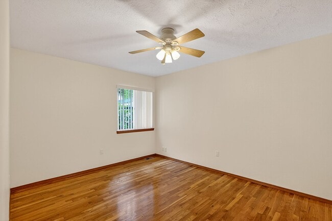 Foto del edificio - Charming Ranch Home with Hardwood Floors, Fireplace & Lush Curb Appeal