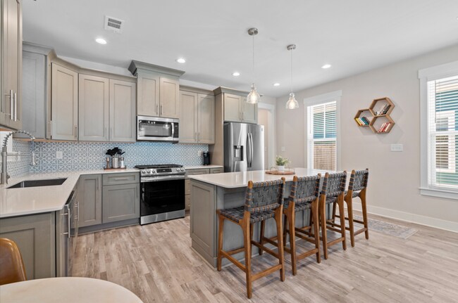 Building Photo - Luxurious Furnished Downtown Cottage - Mid...