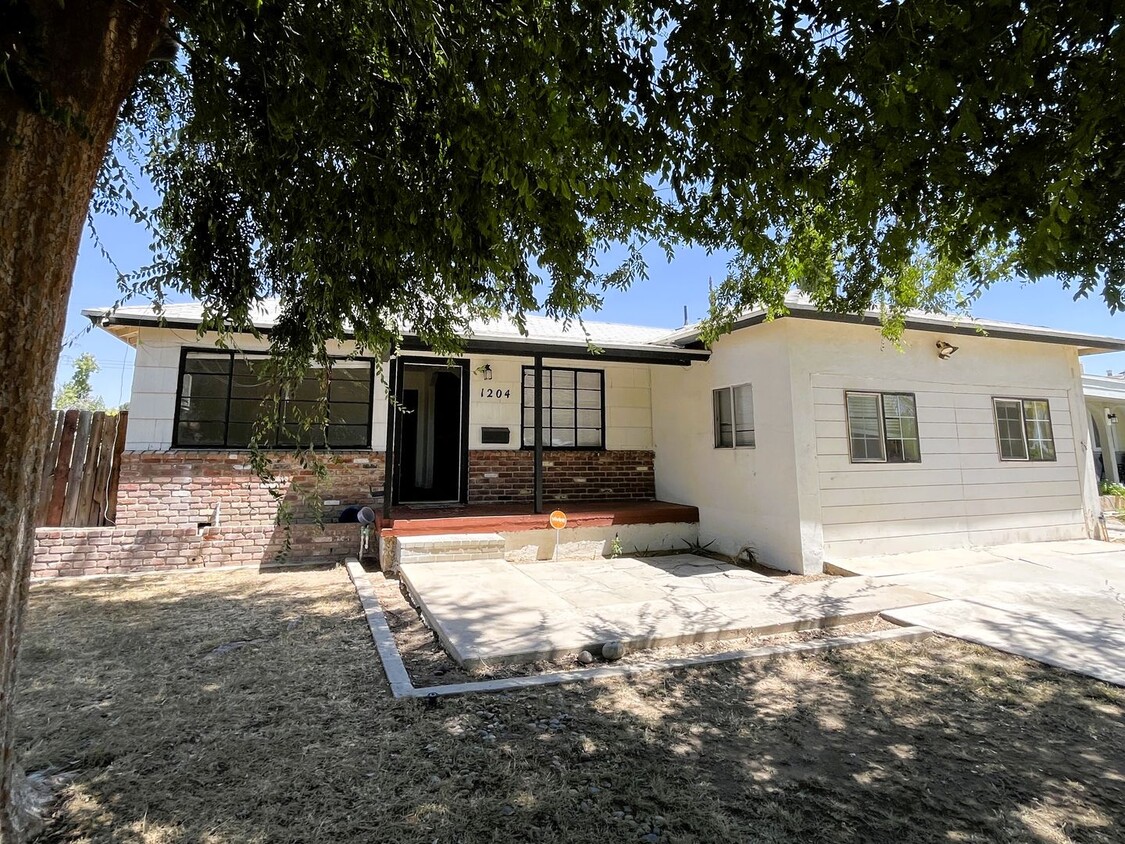 Primary Photo - 5-Bedroom Home at a GREAT Price Point!!