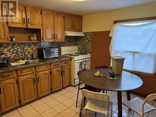 Building Photo - 492 Dufferin St