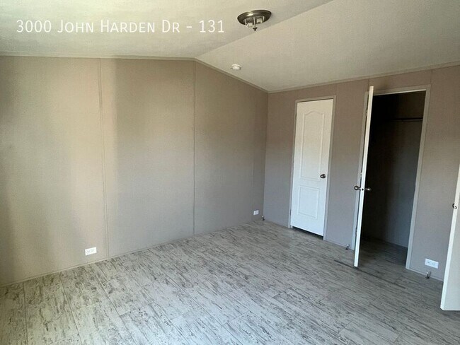 Foto del edificio - 3000 John Harden Dr