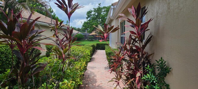 Foto del edificio - 4562 Carlton Golf Dr