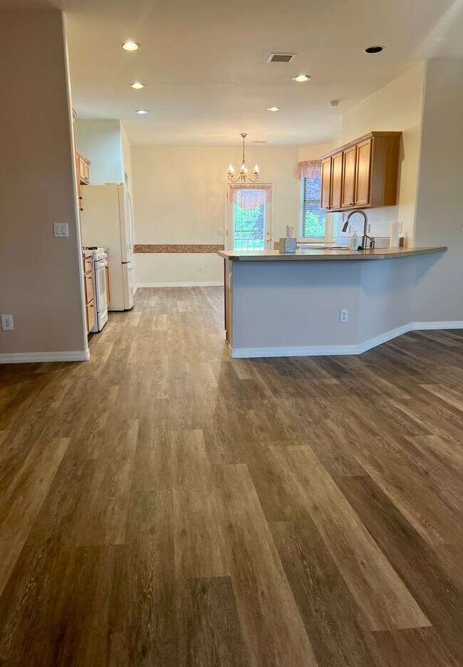 Building Photo - Gorgeous home in Viewpoint!